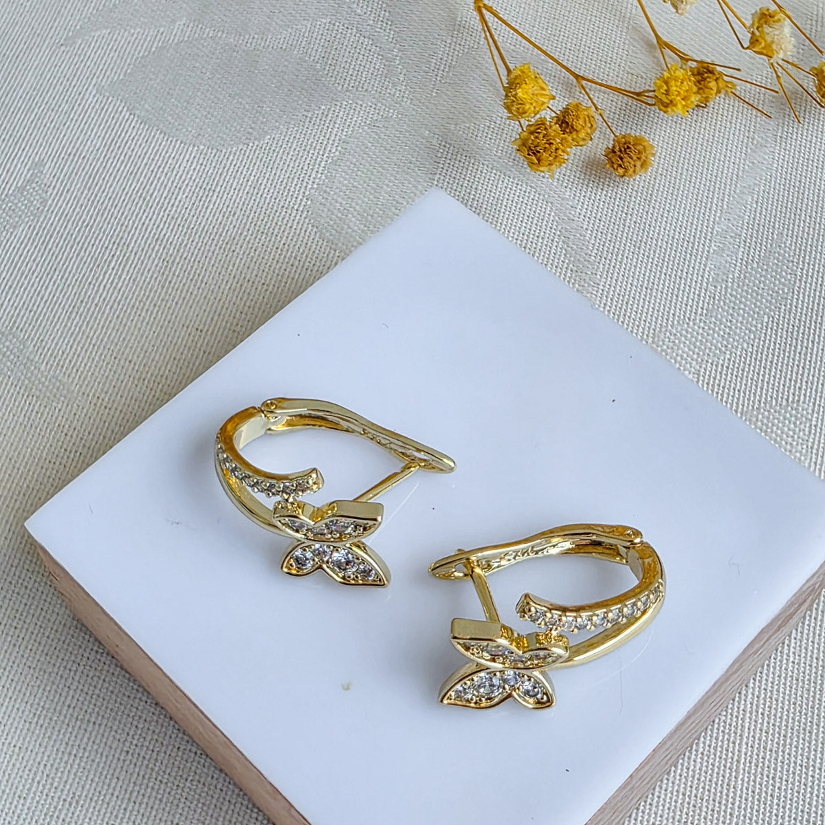 KPE-2037 Gold Kelebek Figürlü Zirkon Taşlı Küpe