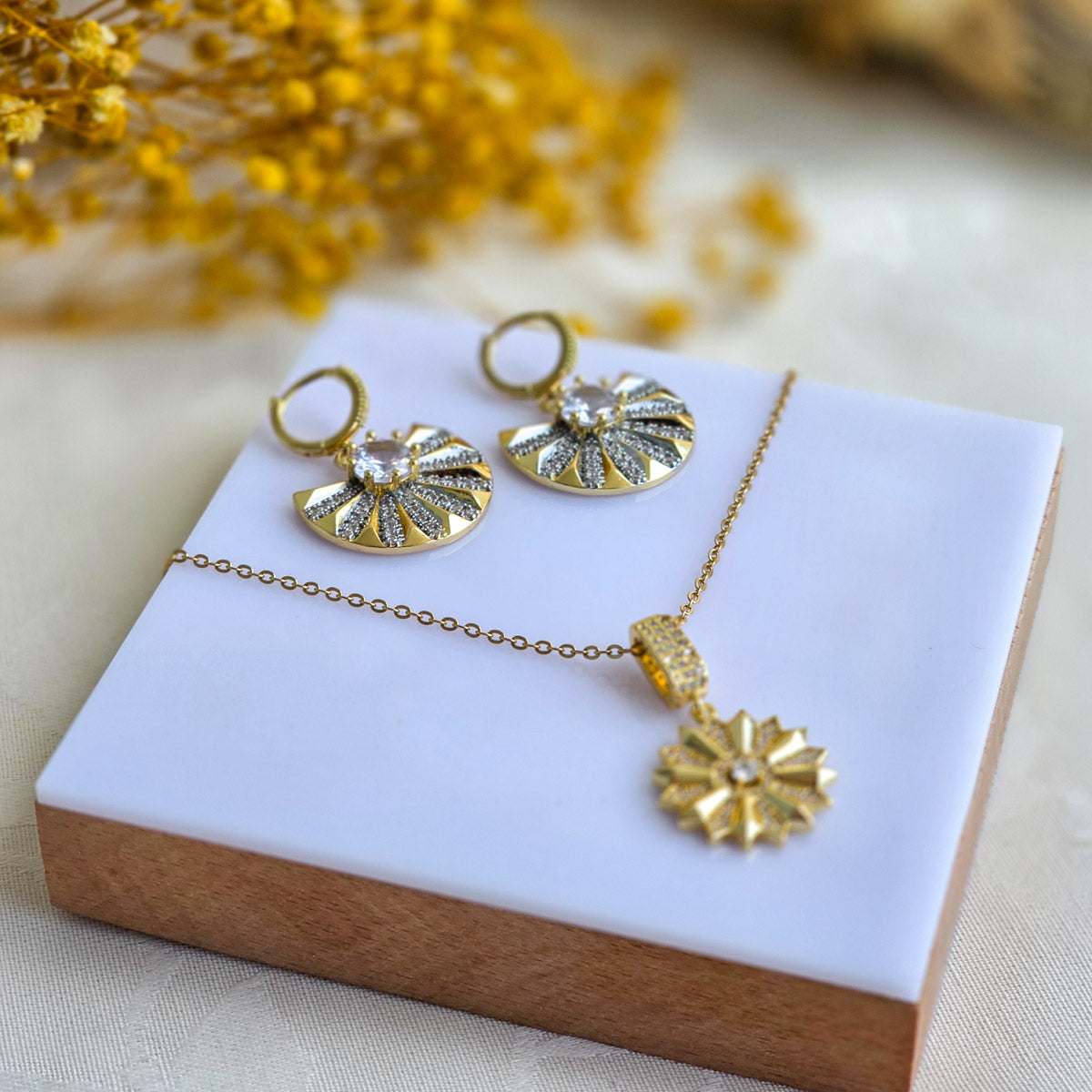 ST-13 Gold Işıltılı Çiçek Çelik Kolye ve Yelpaze Küpe Seti