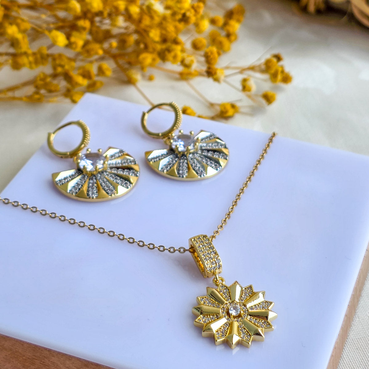ST-13 Gold Işıltılı Çiçek Çelik Kolye ve Yelpaze Küpe Seti