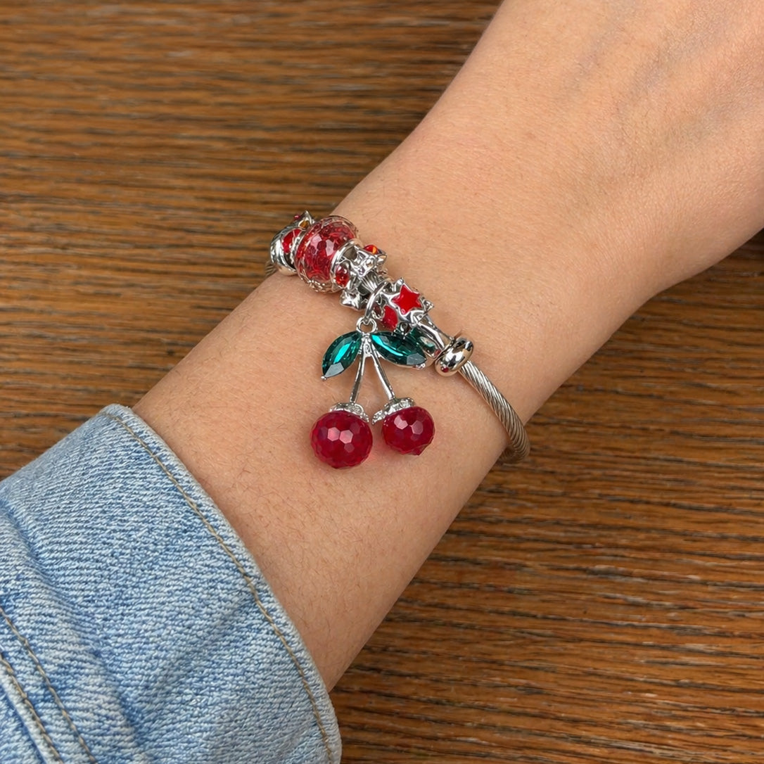 BLK-3013 Kırmızı Çoklu Charm Detaylı Kiraz Silver Bileklik