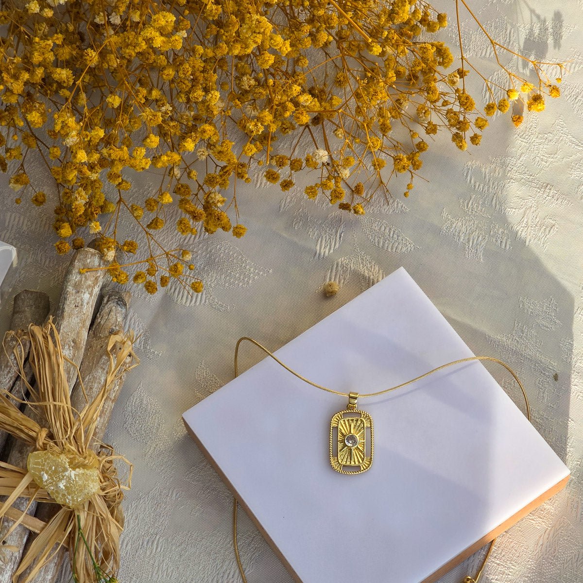 KLY - 1008 Gold Işın Figürlü Dikdörtgen Madalyon Kolye - EOS Kolektif